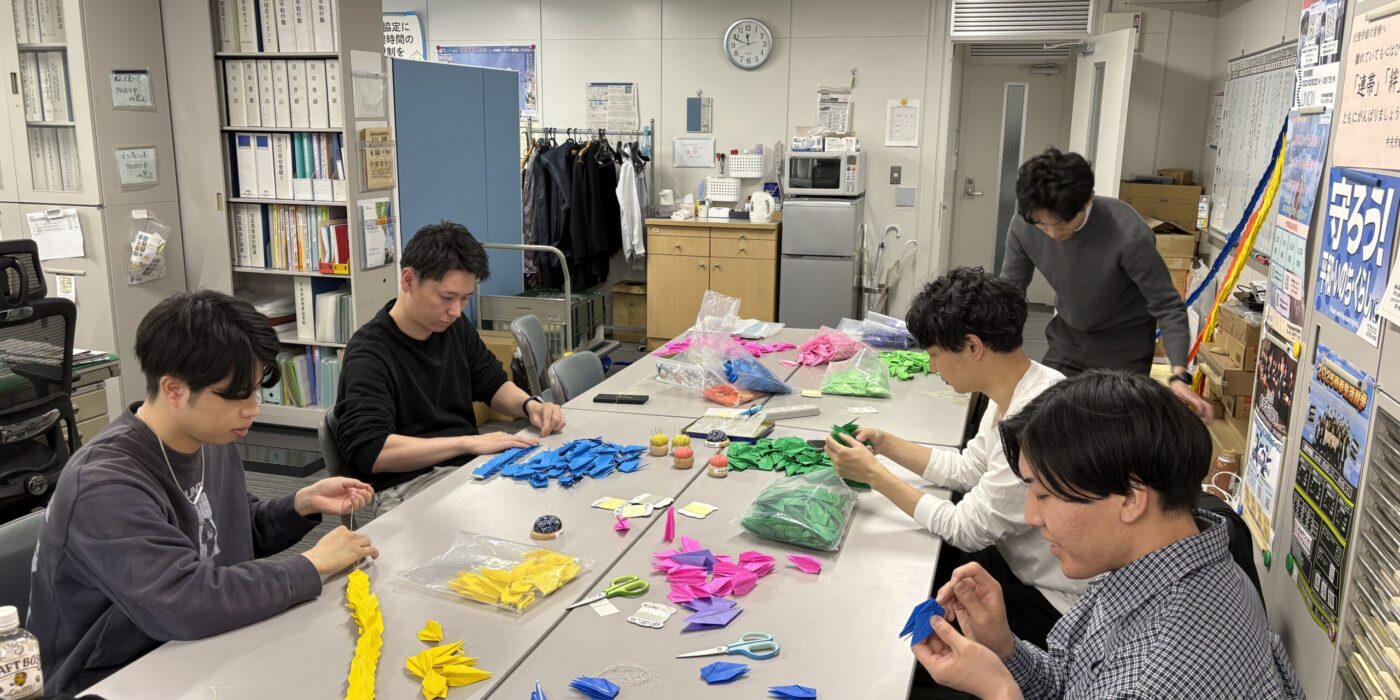 青年委員折り鶴糸通し作業